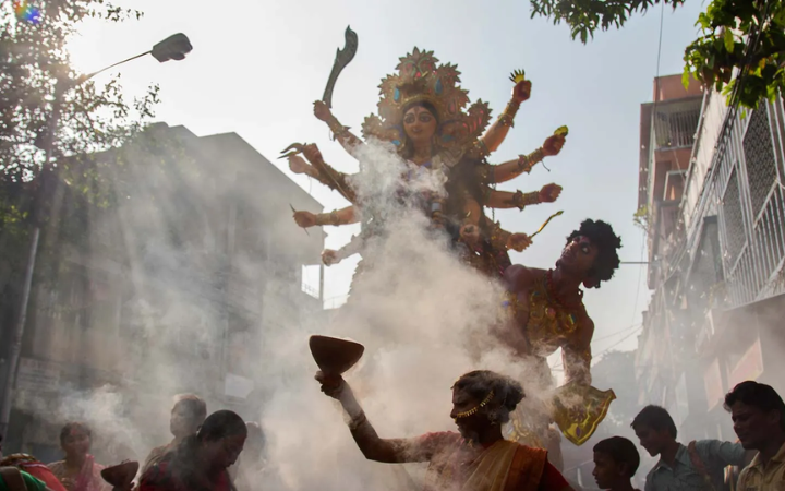 kolkata-durga-puja-taxi-for-pandal-sightseeing